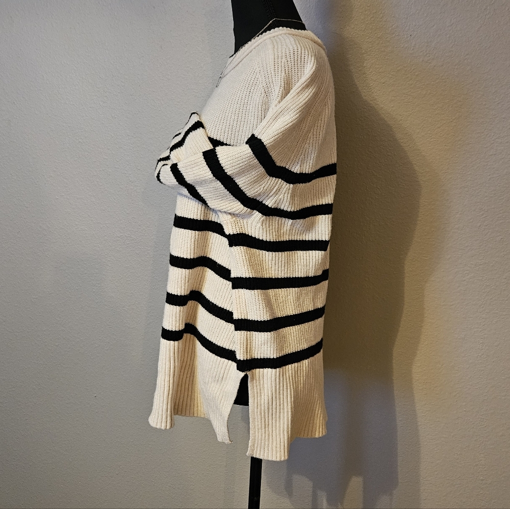 A New Day Medium Womens Cream And Black Crew Neck Sweater - Picture 2 of 5